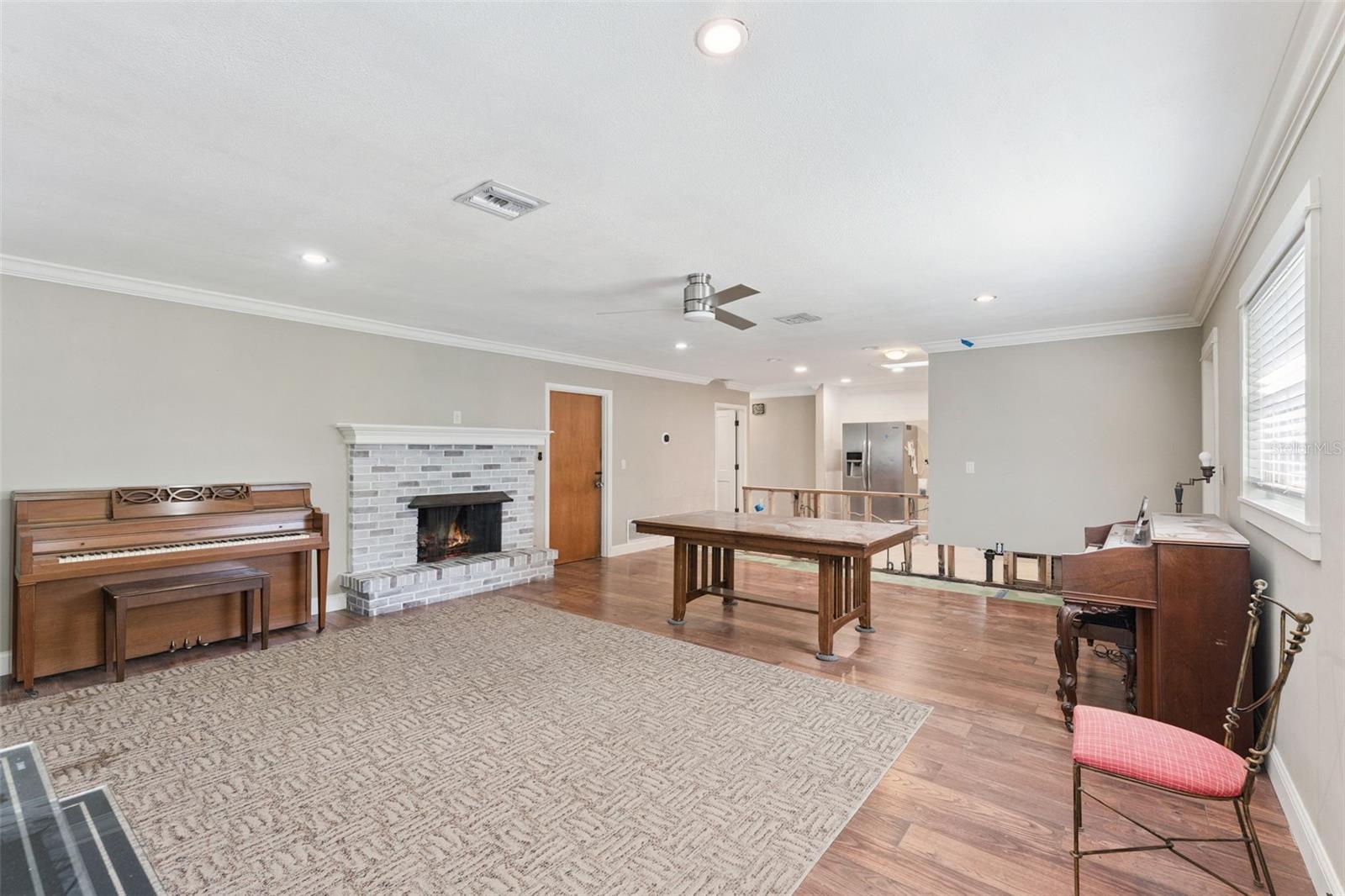 Image 5 of 20 For 370 Sultana Lane