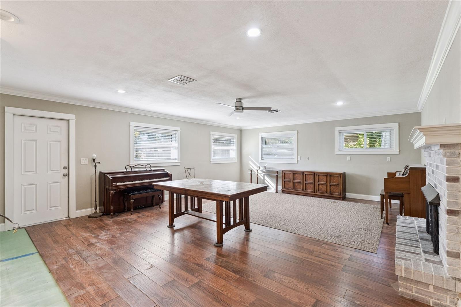 Image 6 of 20 For 370 Sultana Lane