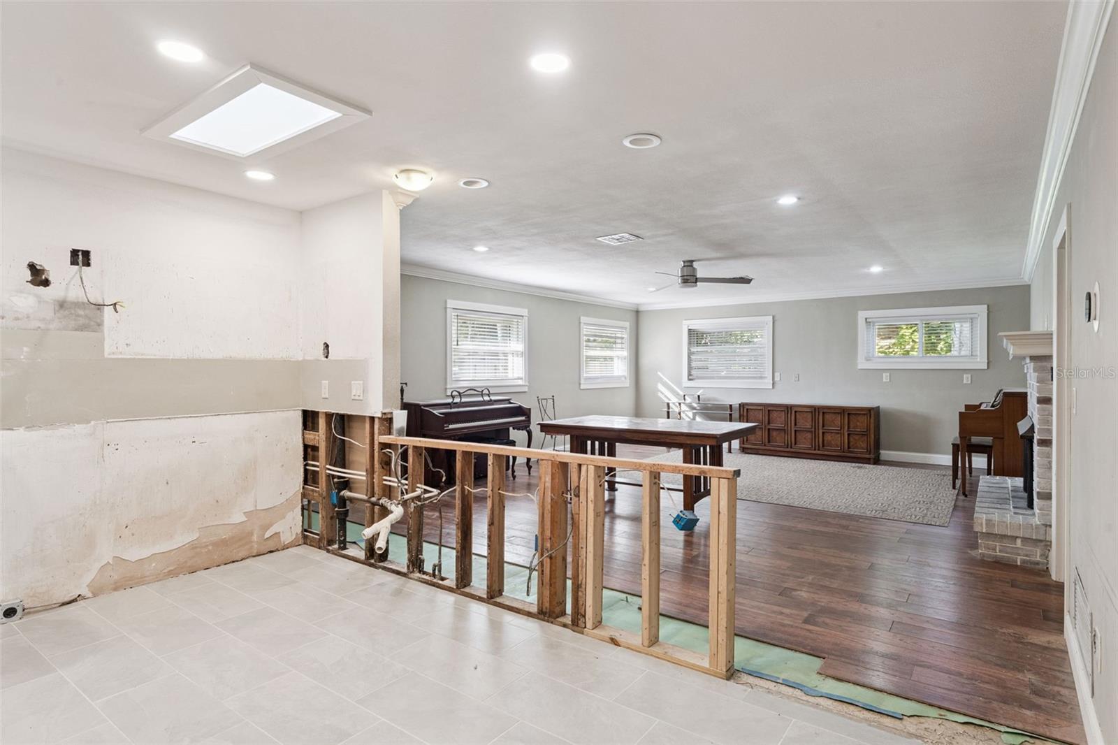 Image 7 of 20 For 370 Sultana Lane