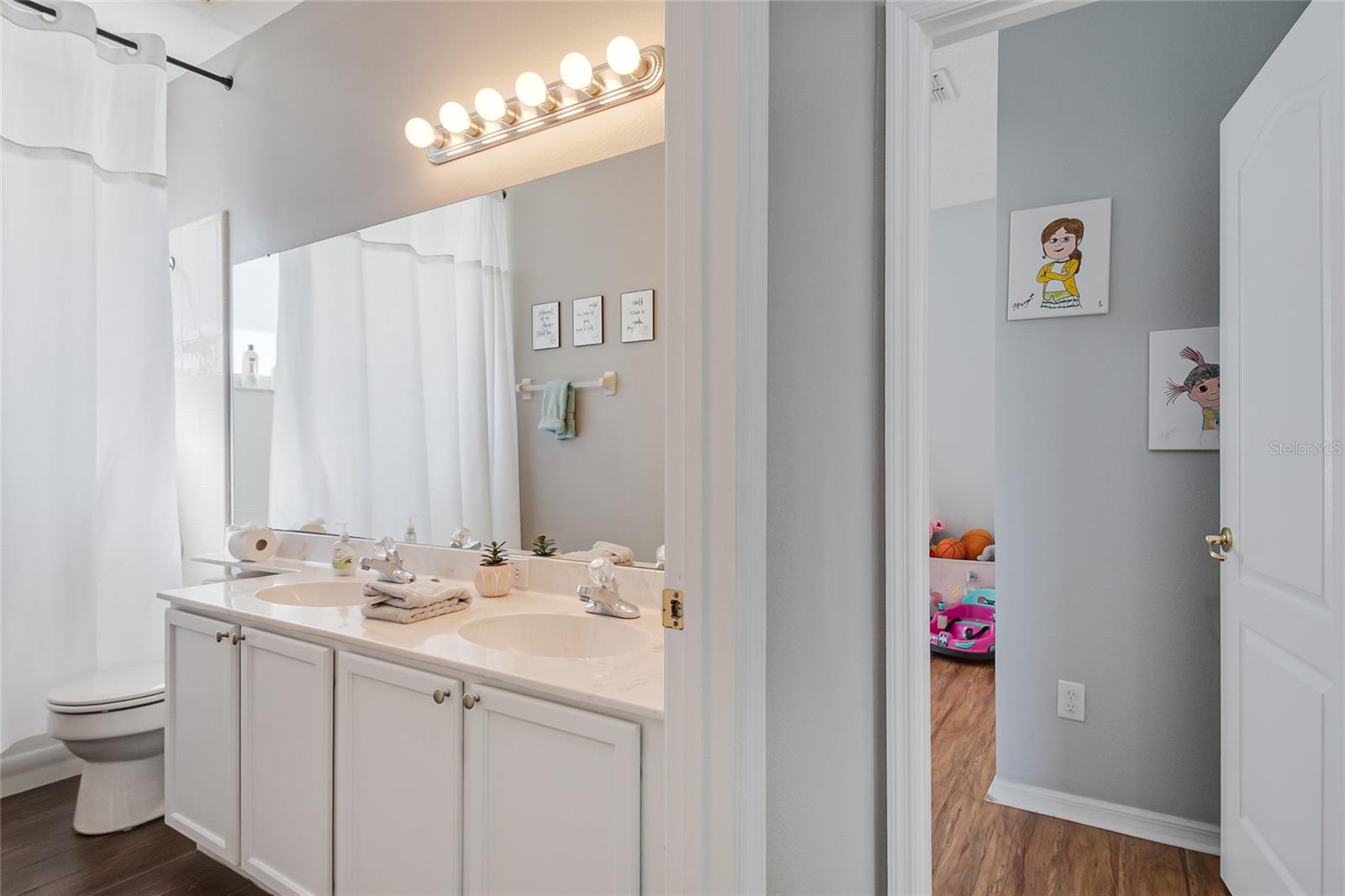 Image 19 of 68 For 13927 Magnolia Glen Circle