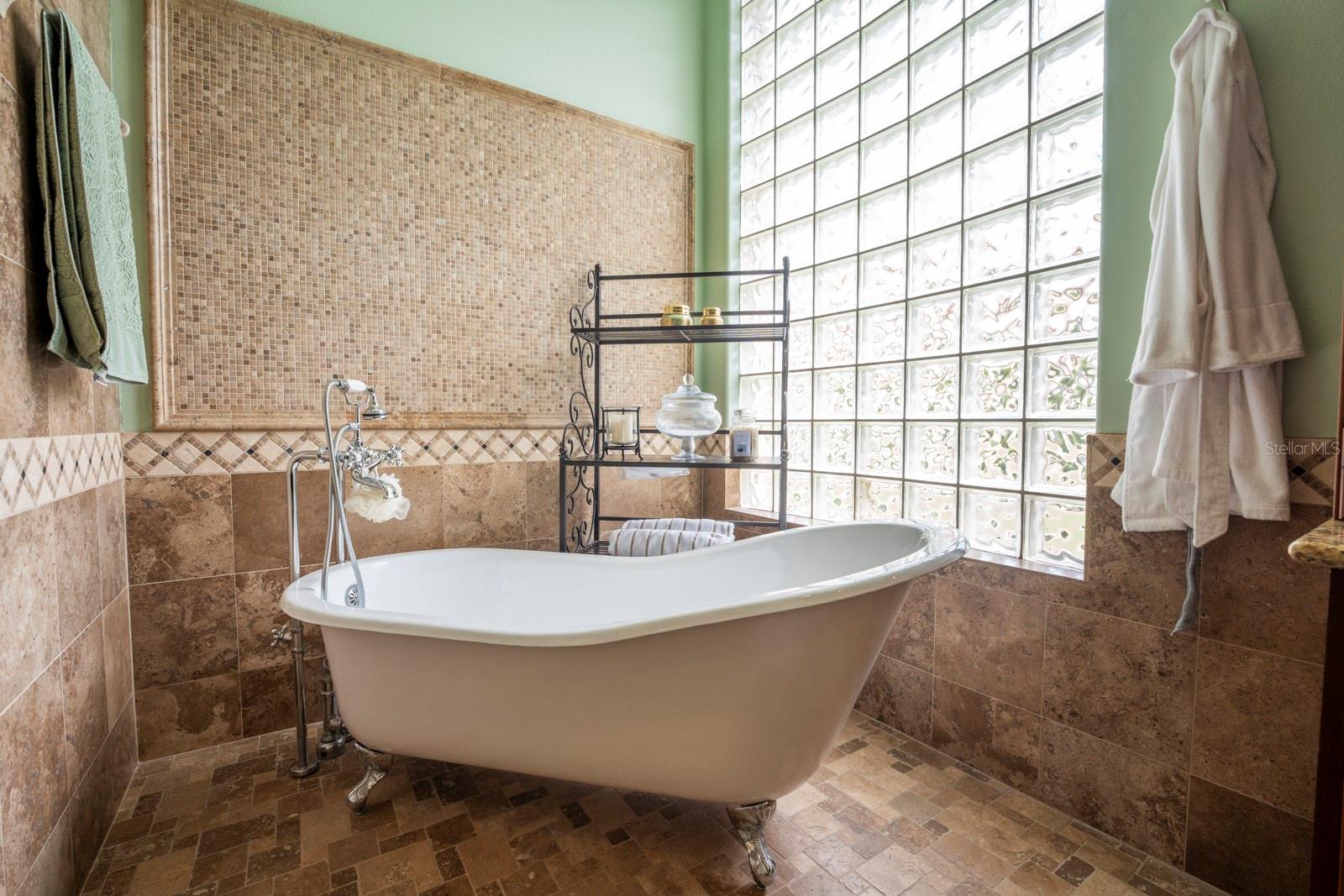 Image 25 of 80 For 543 Isleworth Close