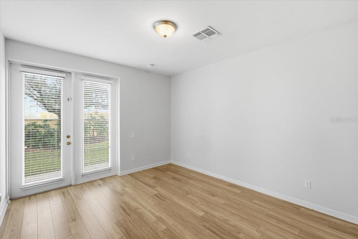 Image 25 of 41 For 5026 Tideview Circle 12