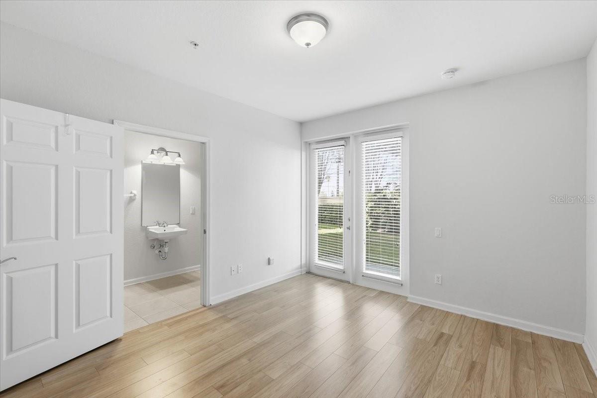 Image 28 of 41 For 5026 Tideview Circle 12