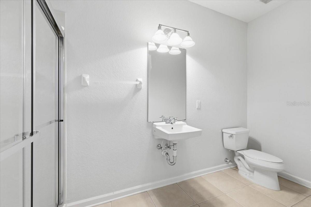 Image 29 of 41 For 5026 Tideview Circle 12