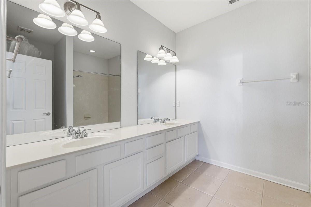 Image 35 of 41 For 5026 Tideview Circle 12