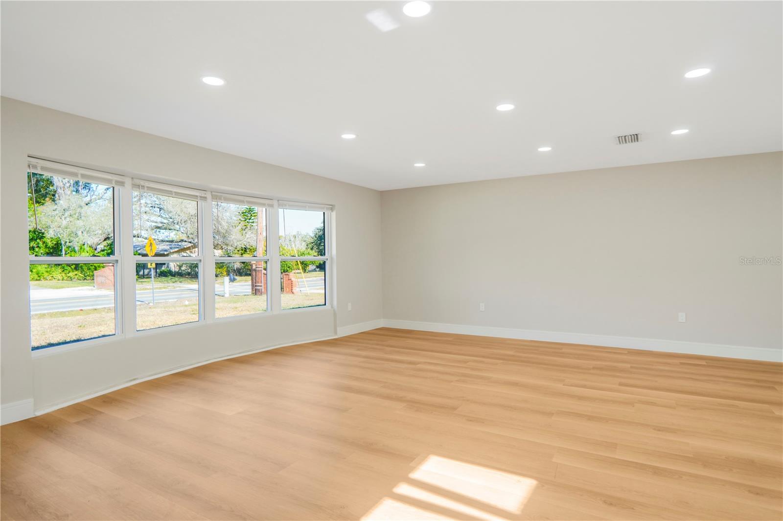 Image 3 of 48 For 2570 Derbyshire Boulevard