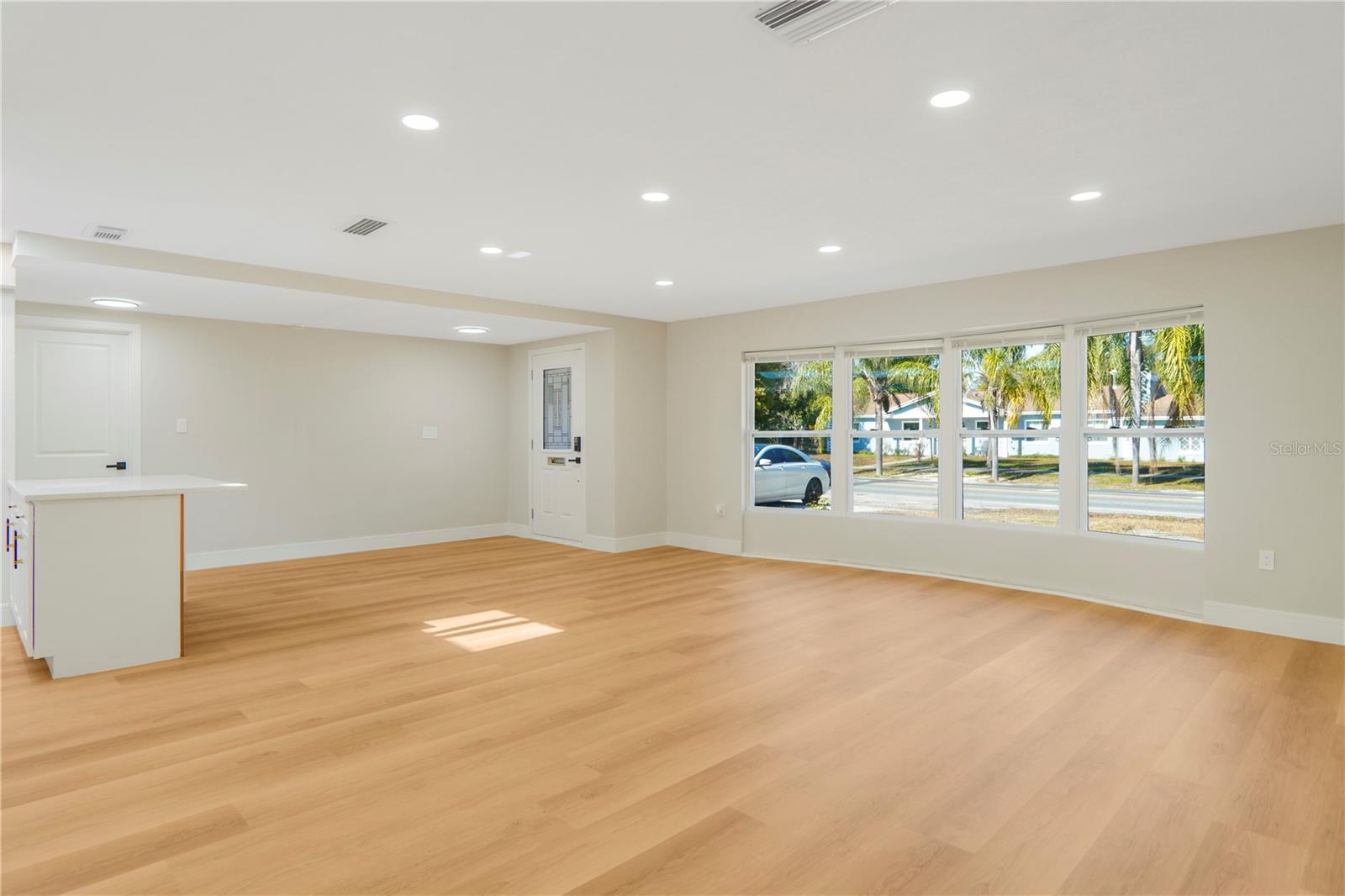 Image 4 of 48 For 2570 Derbyshire Boulevard