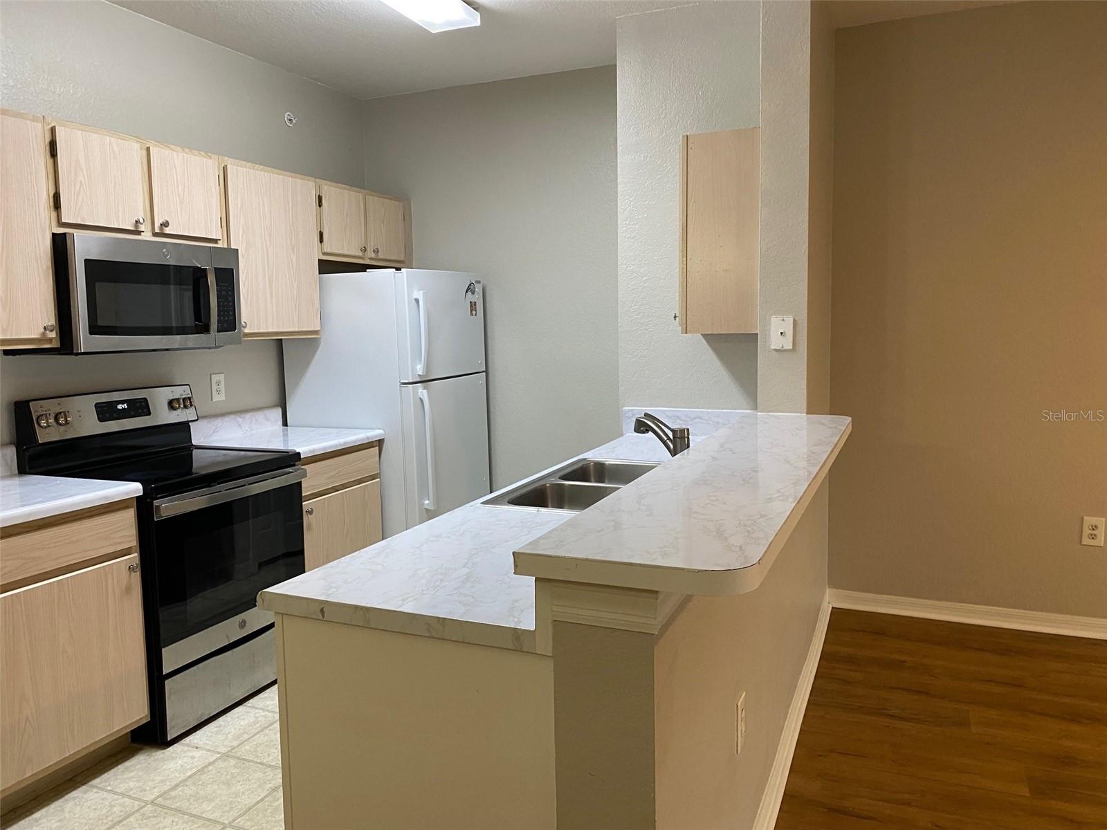 Image 3 of 18 For 5447 Vineland Road 1303