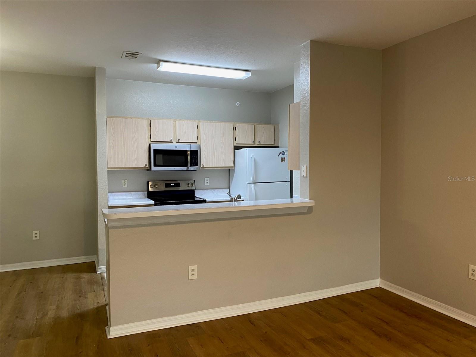 Image 5 of 18 For 5447 Vineland Road 1303