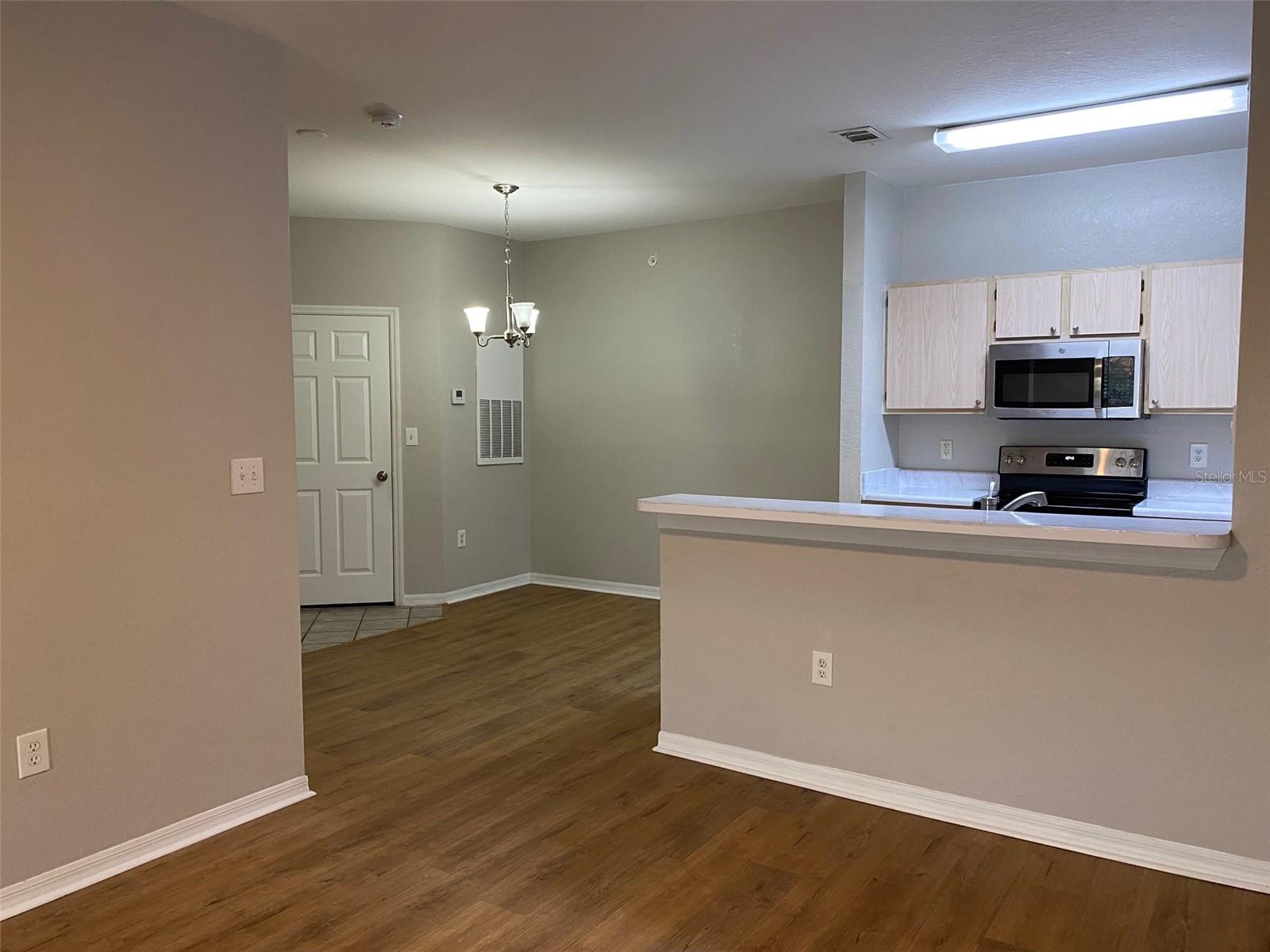 Image 7 of 18 For 5447 Vineland Road 1303