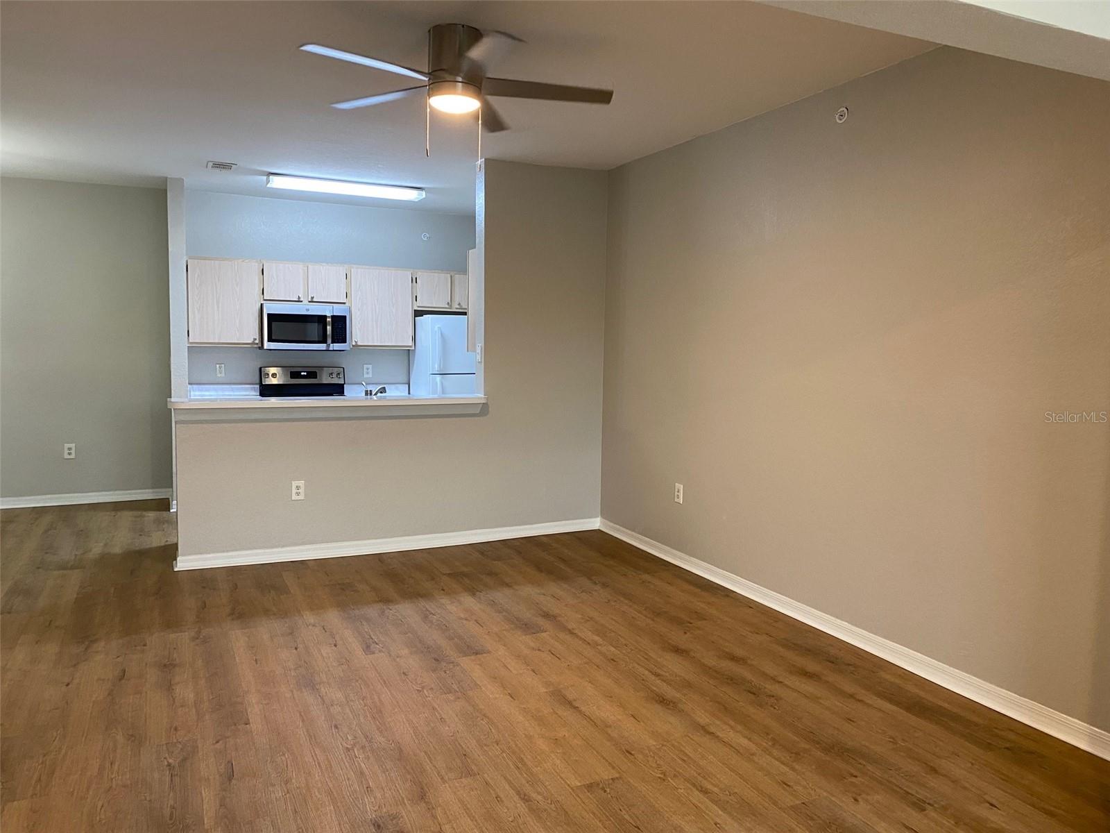 Image 8 of 18 For 5447 Vineland Road 1303