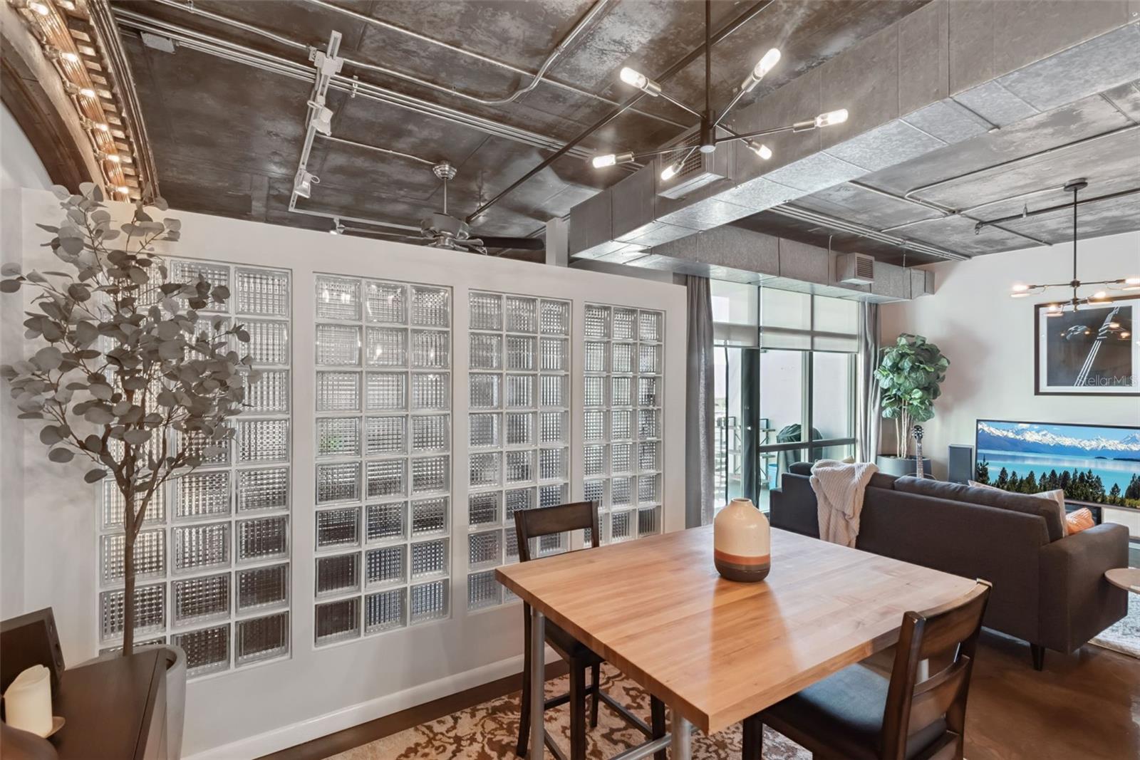 Image 10 of 32 For 10 Summerlin Avenue 13