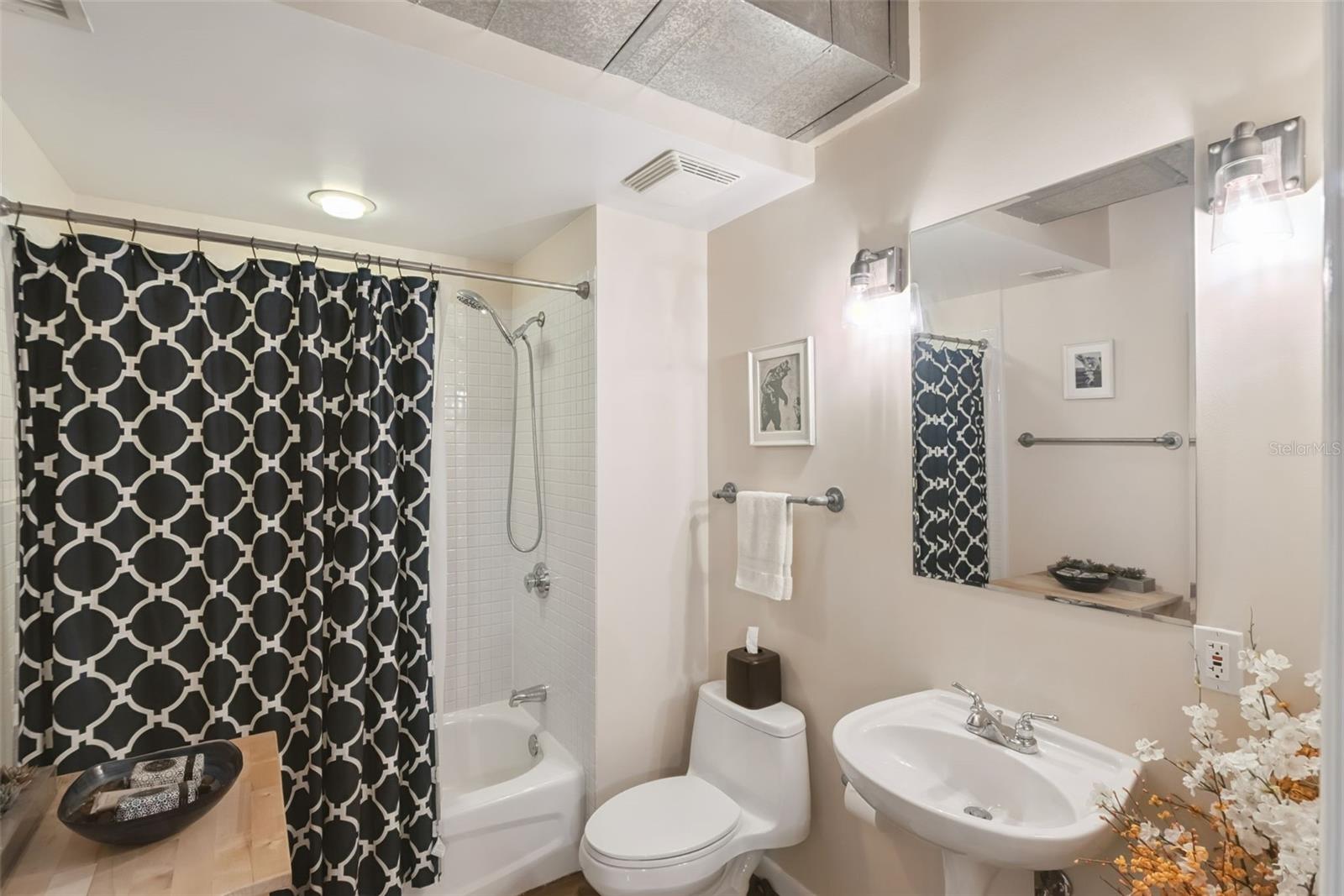 Image 20 of 32 For 10 Summerlin Avenue 13