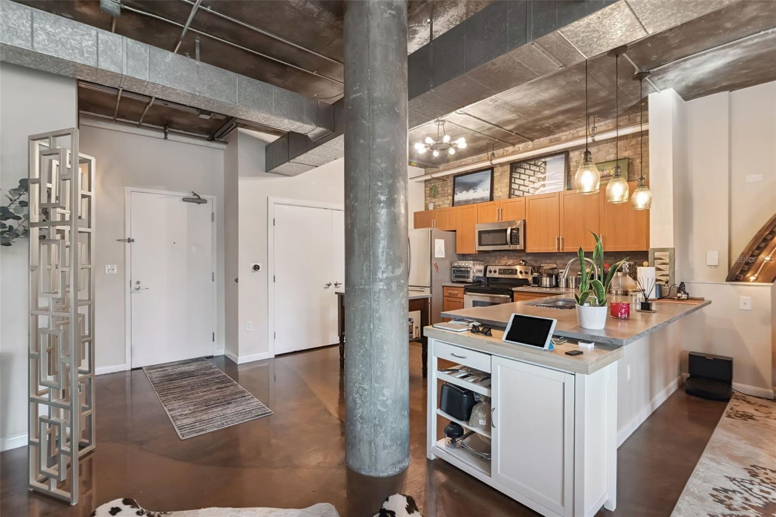 Image 4 of 32 For 10 Summerlin Avenue 13