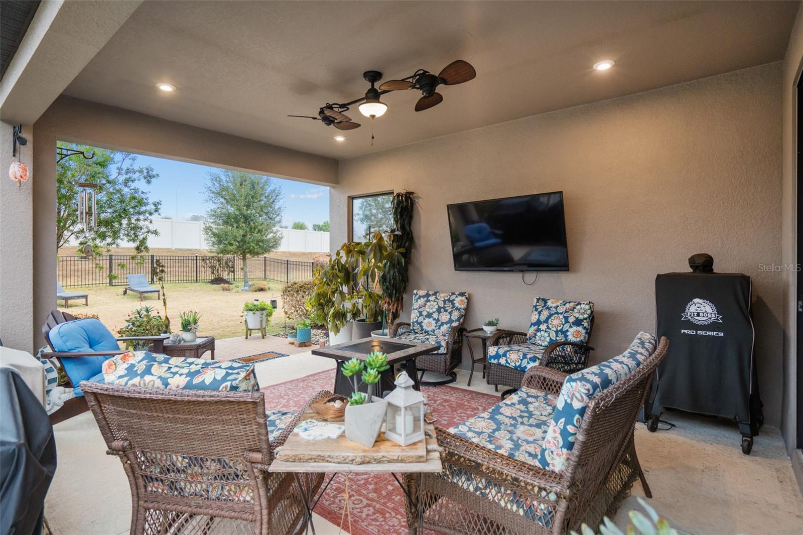 Image 25 of 67 For 915 Braewood Drive