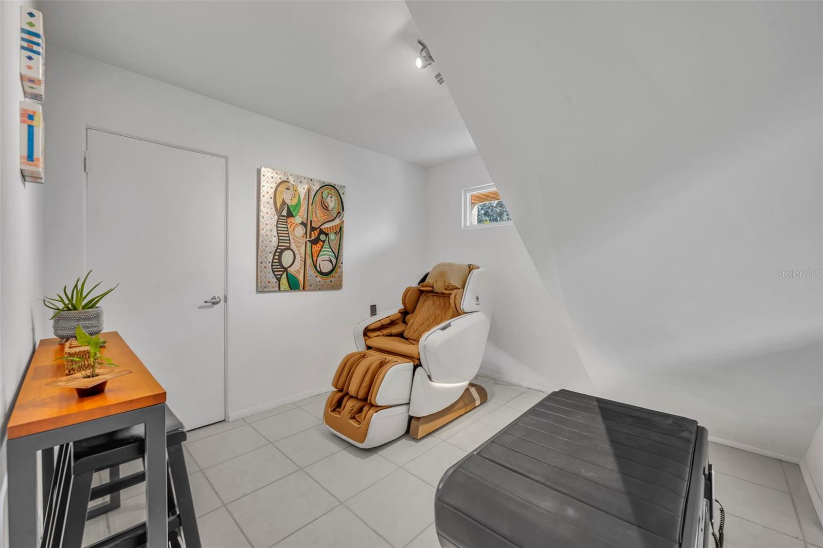 Image 11 of 43 For 831-833 Huntington Court