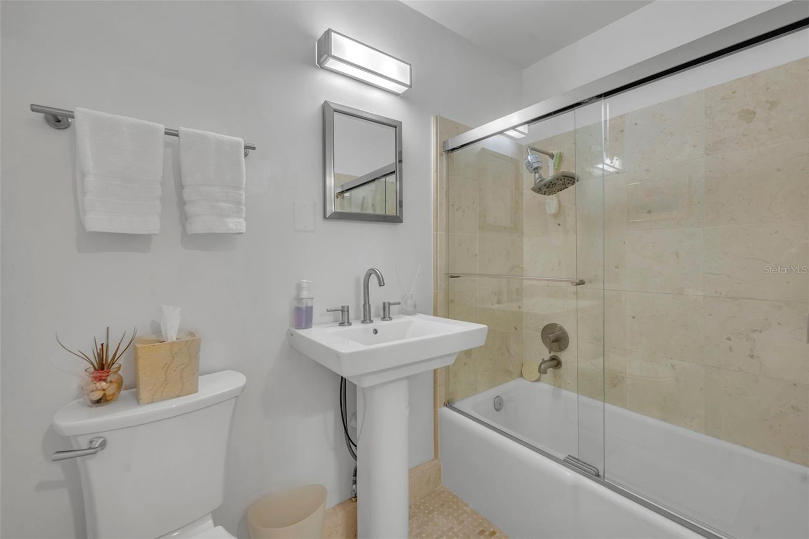 Image 12 of 43 For 831-833 Huntington Court