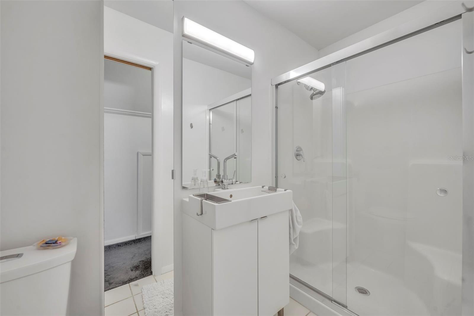 Image 16 of 43 For 831-833 Huntington Court