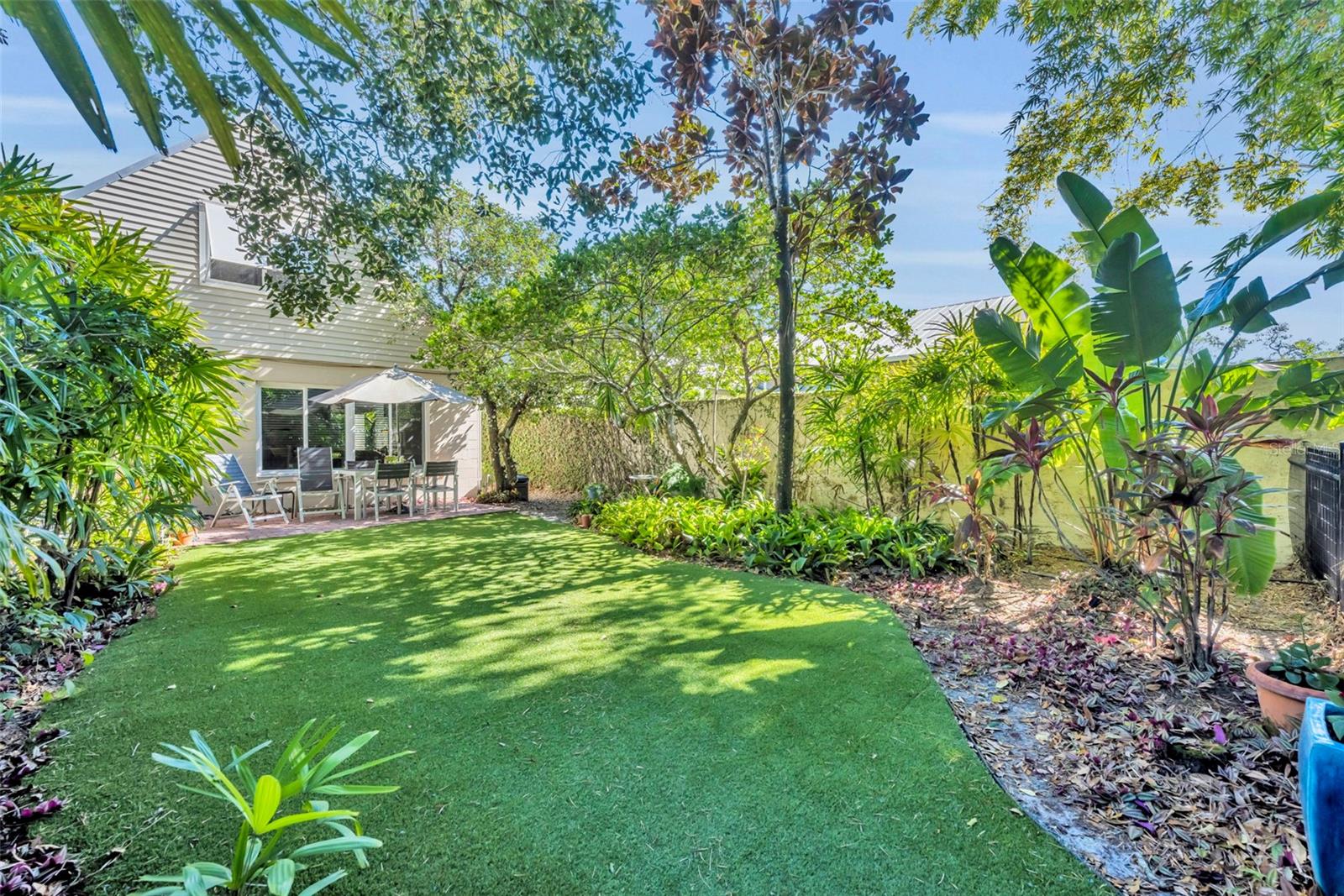 Image 19 of 43 For 831-833 Huntington Court