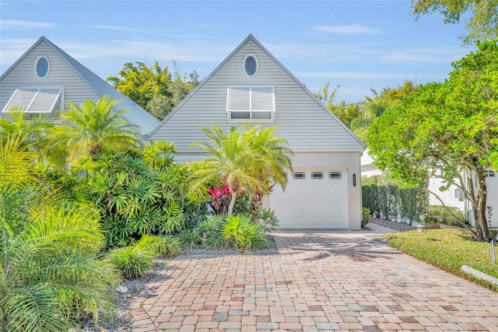 Image 20 of 43 For 831-833 Huntington Court