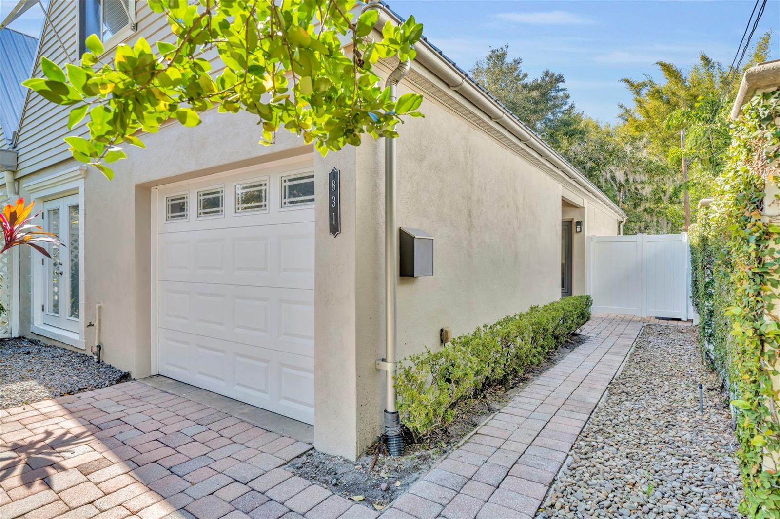 Image 21 of 43 For 831-833 Huntington Court