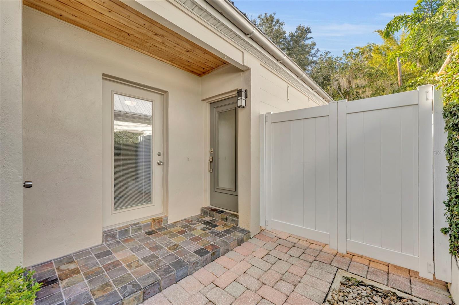 Image 22 of 43 For 831-833 Huntington Court