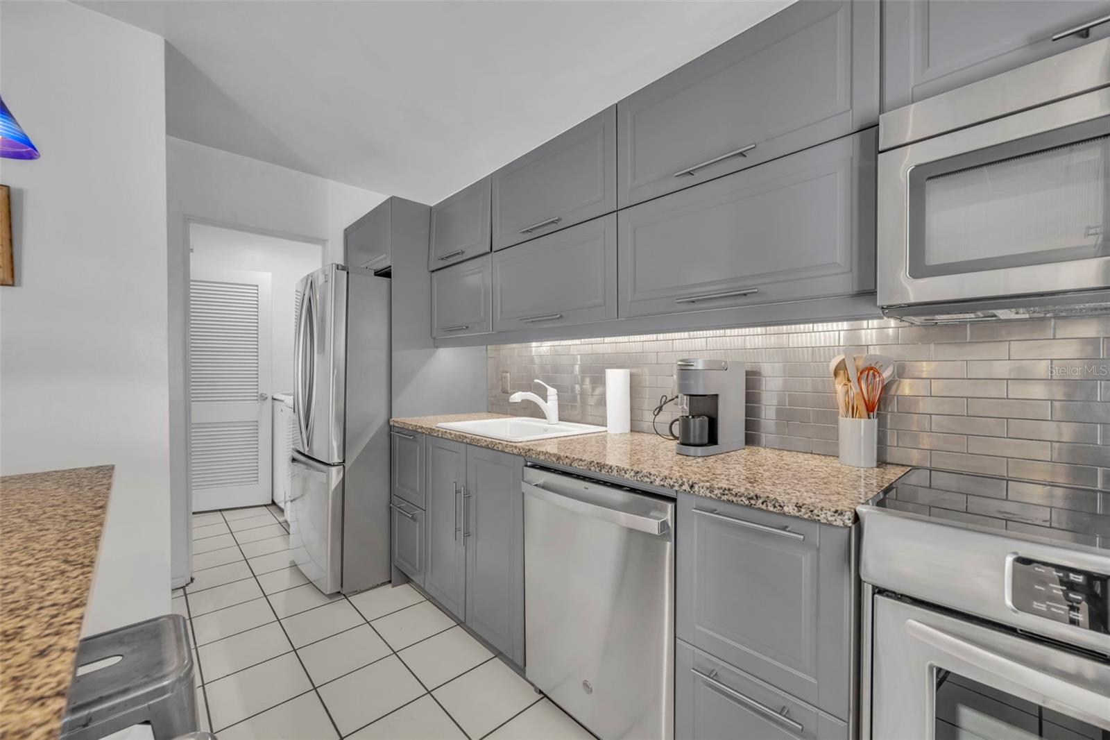 Image 26 of 43 For 831-833 Huntington Court