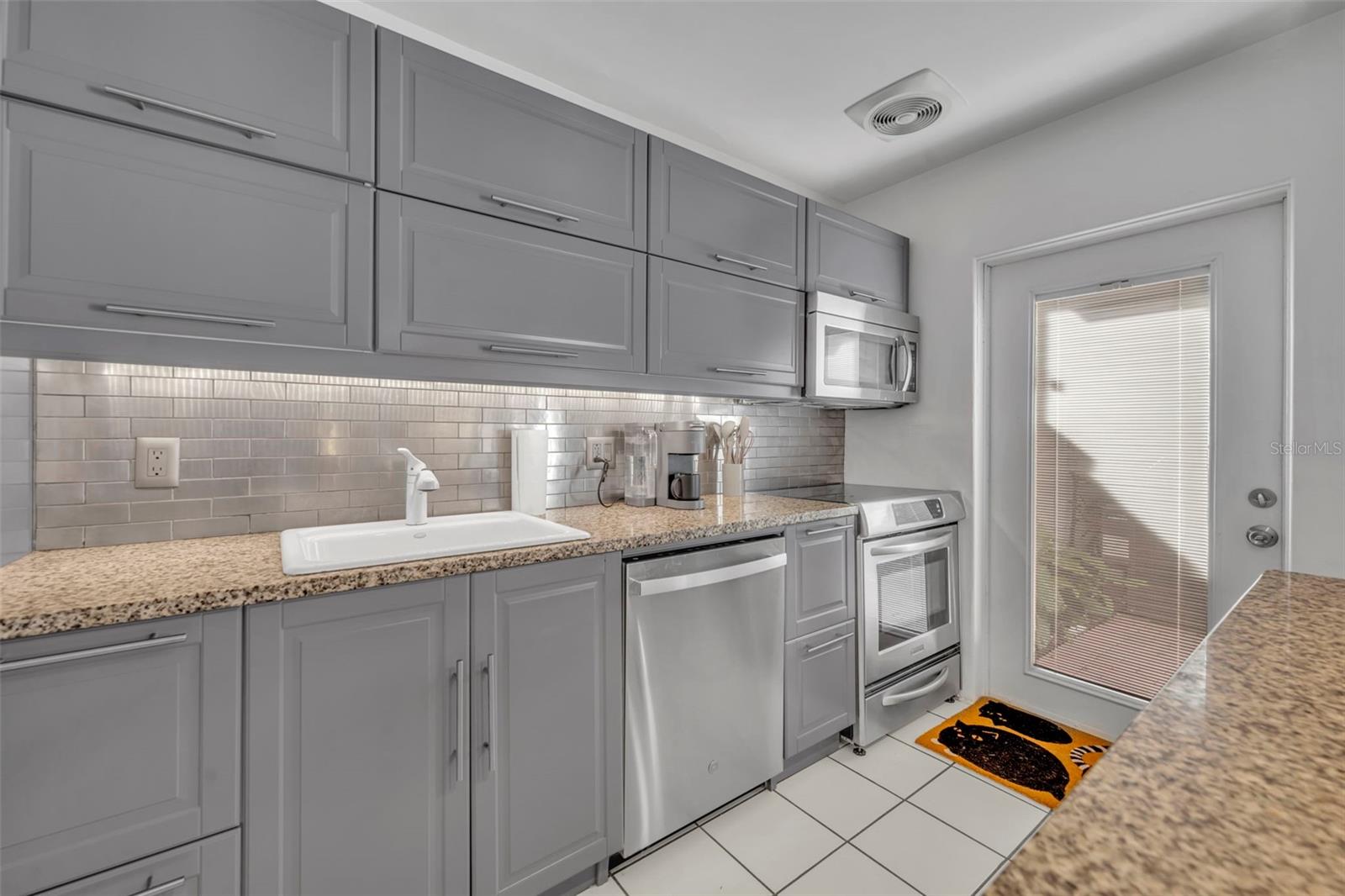 Image 27 of 43 For 831-833 Huntington Court