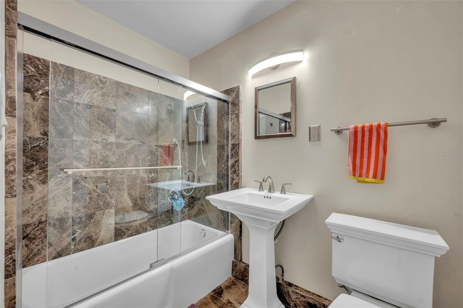 Image 30 of 43 For 831-833 Huntington Court