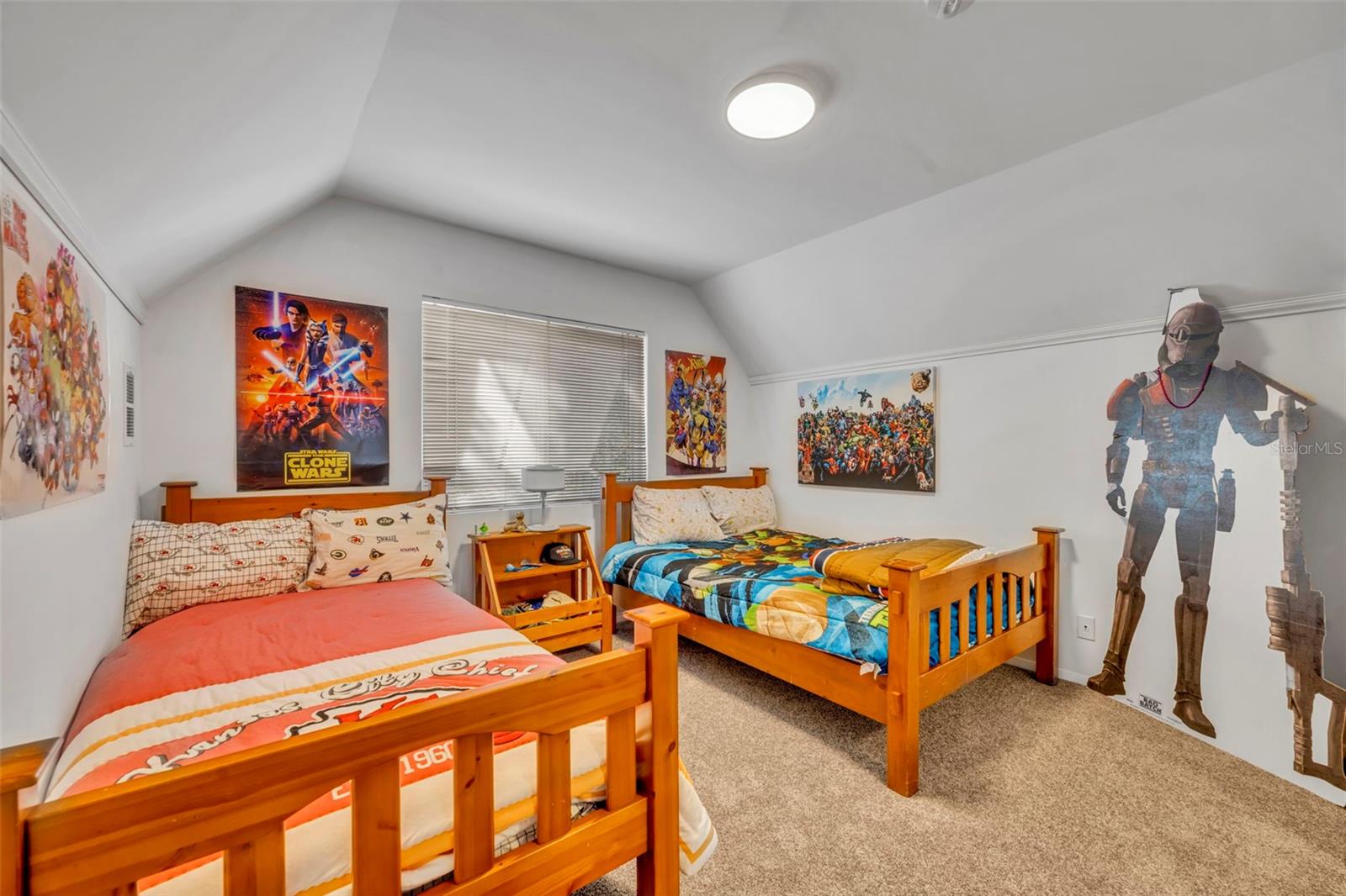 Image 32 of 43 For 831-833 Huntington Court