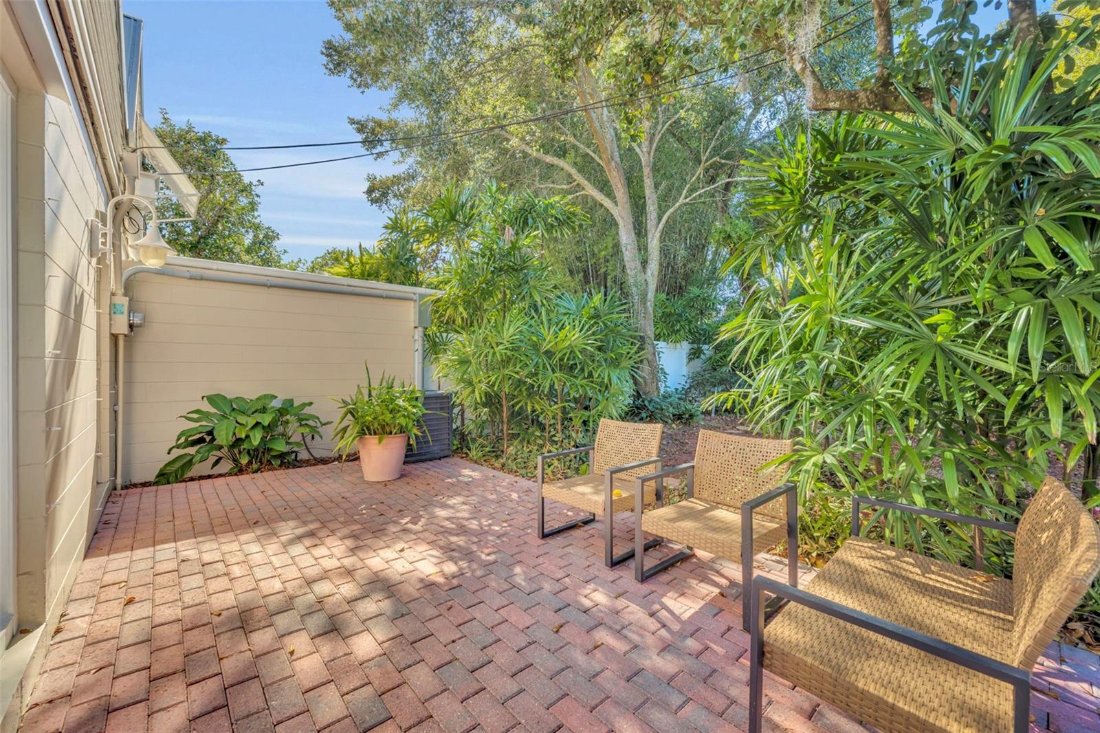 Image 36 of 43 For 831-833 Huntington Court