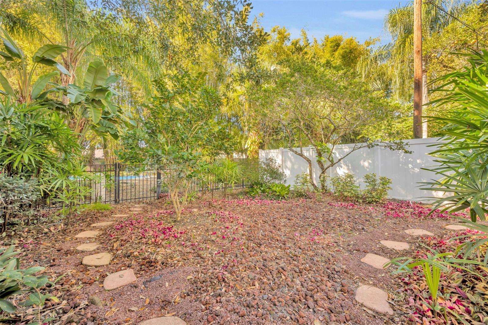 Image 37 of 43 For 831-833 Huntington Court