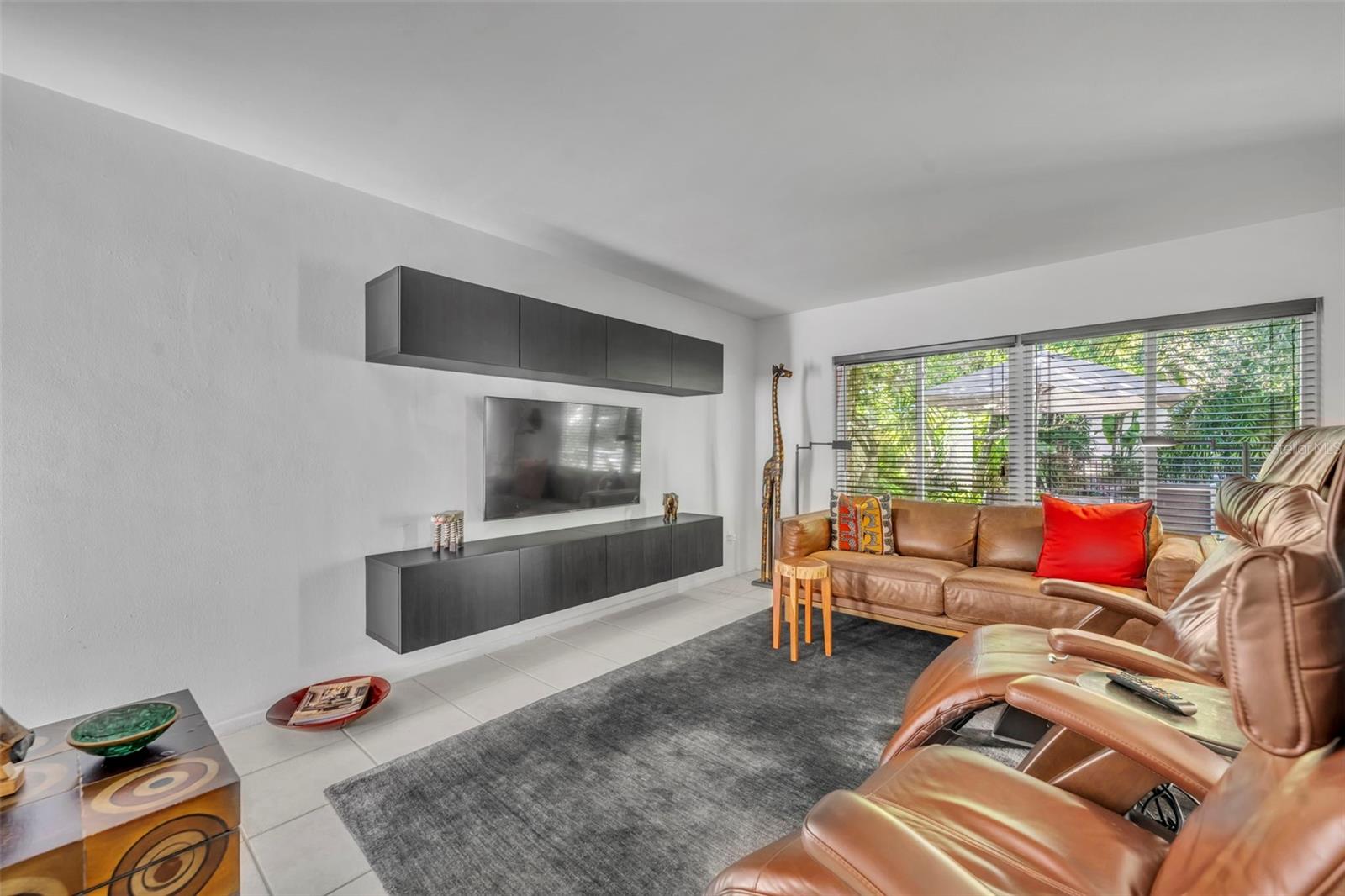 Image 5 of 43 For 831-833 Huntington Court