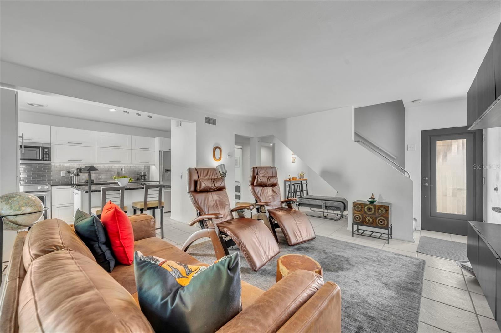 Image 6 of 43 For 831-833 Huntington Court