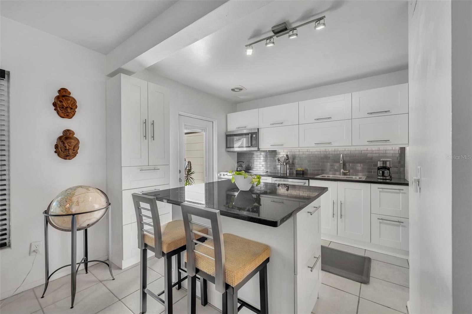 Image 7 of 43 For 831-833 Huntington Court