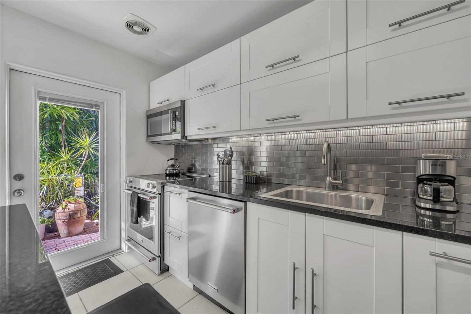 Image 9 of 43 For 831-833 Huntington Court