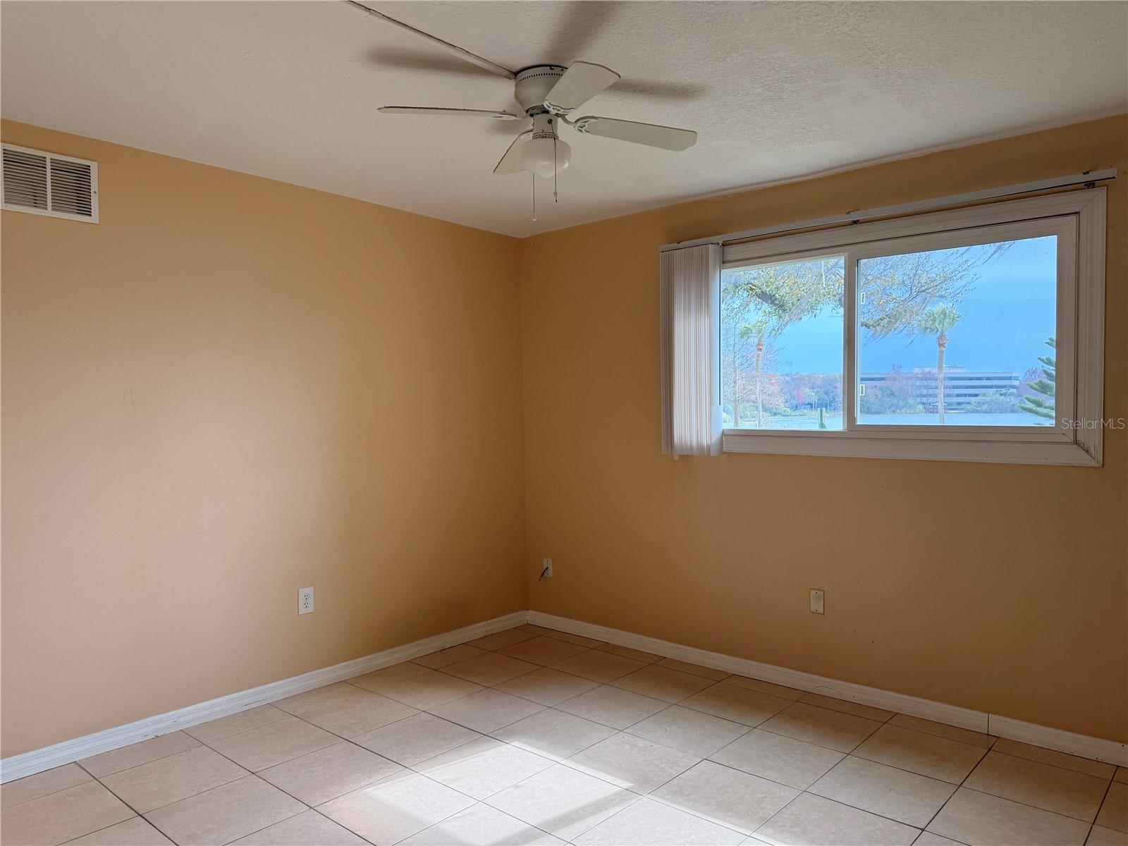 Image 11 of 25 For 934 Lake Destiny Road B