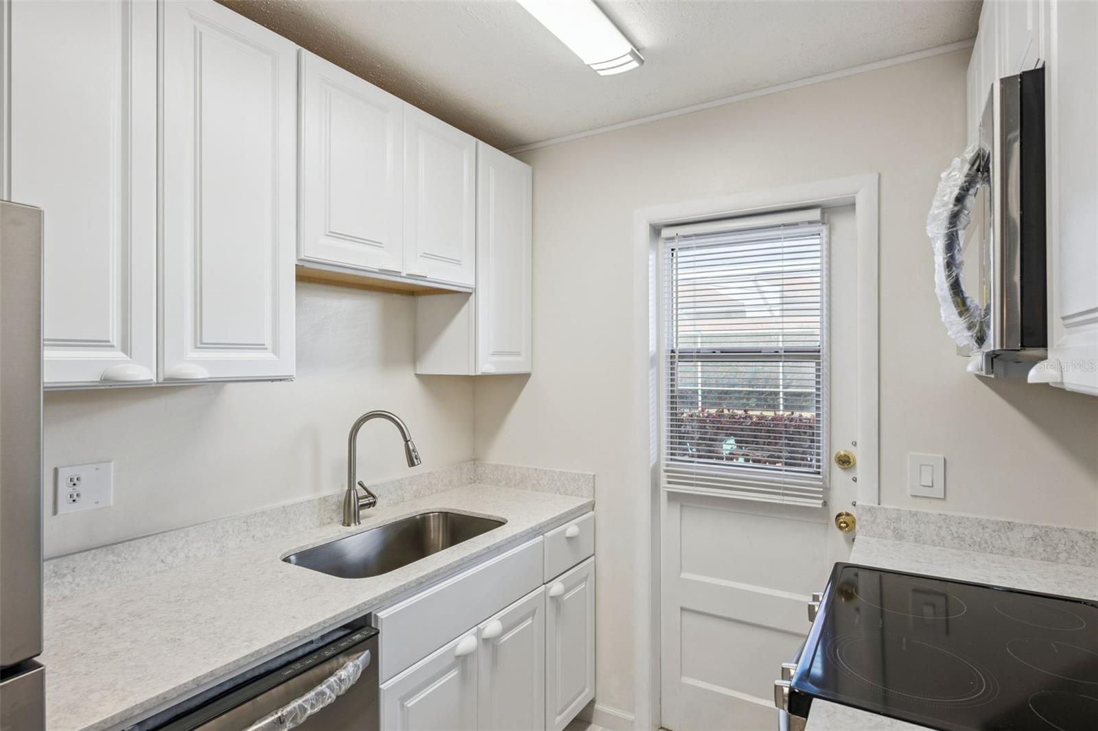 Image 7 of 20 For 320 Lakeview Street 108