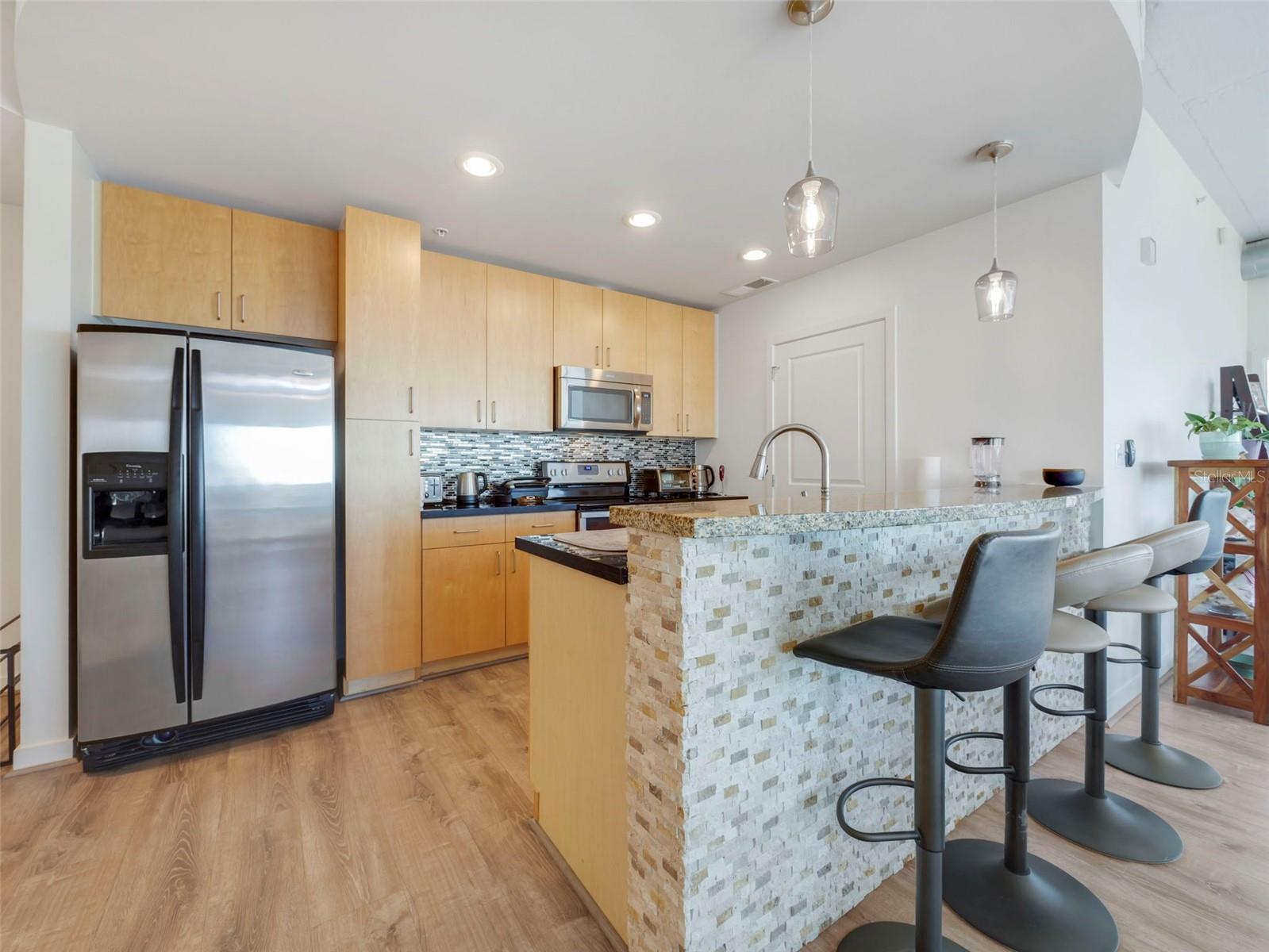 Image 14 of 50 For 155 Court Avenue 2716