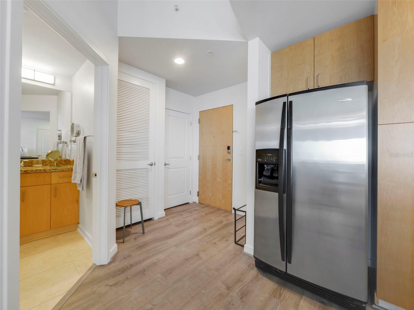 Image 15 of 50 For 155 Court Avenue 2716