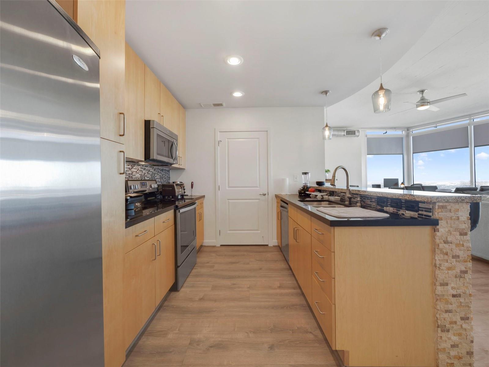 Image 18 of 50 For 155 Court Avenue 2716