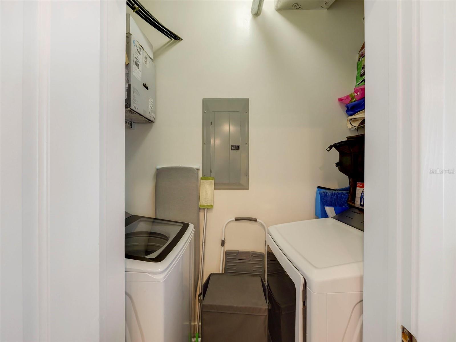 Image 19 of 50 For 155 Court Avenue 2716