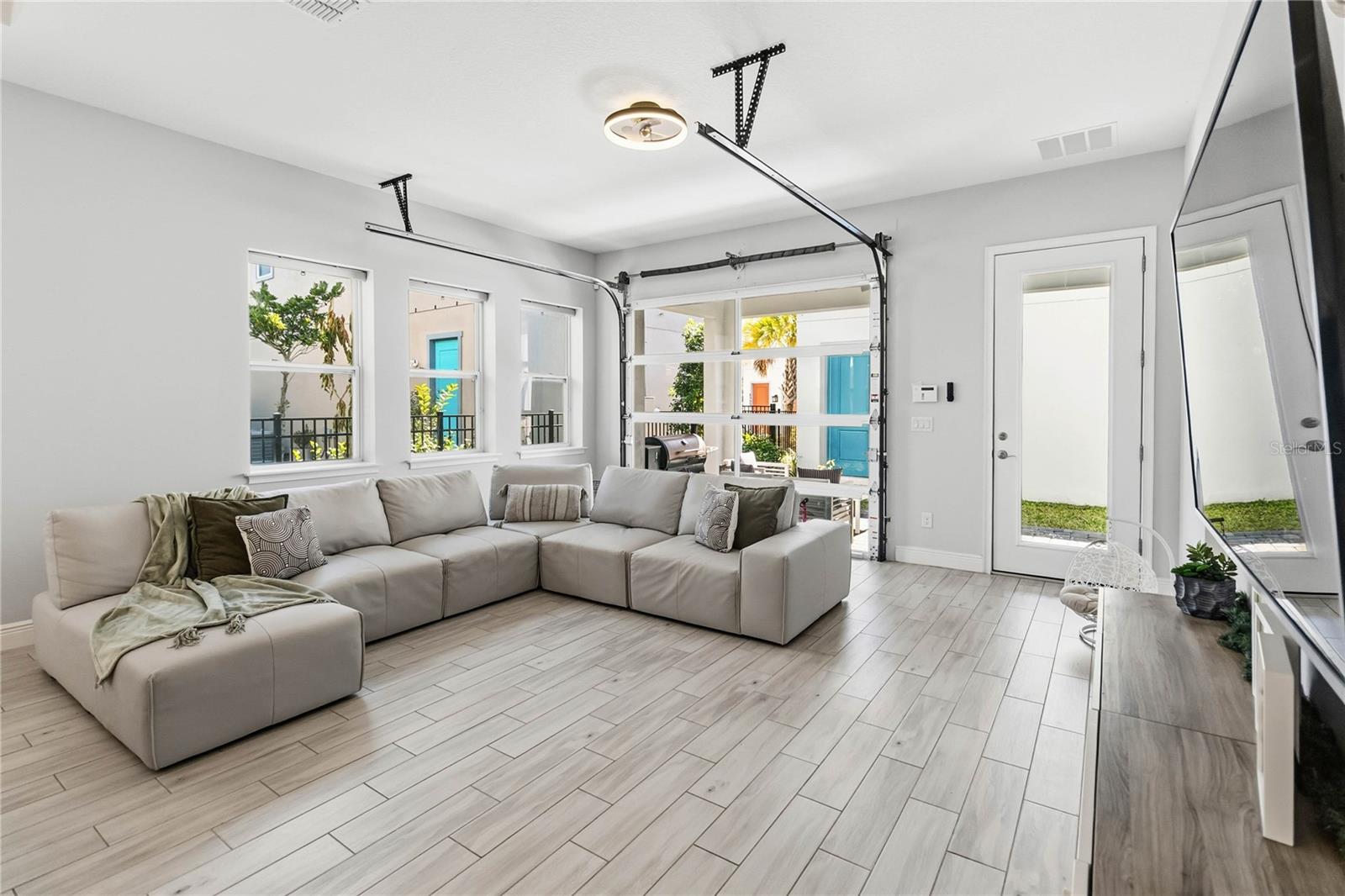 Image 9 of 48 For 8338 Modiano Street