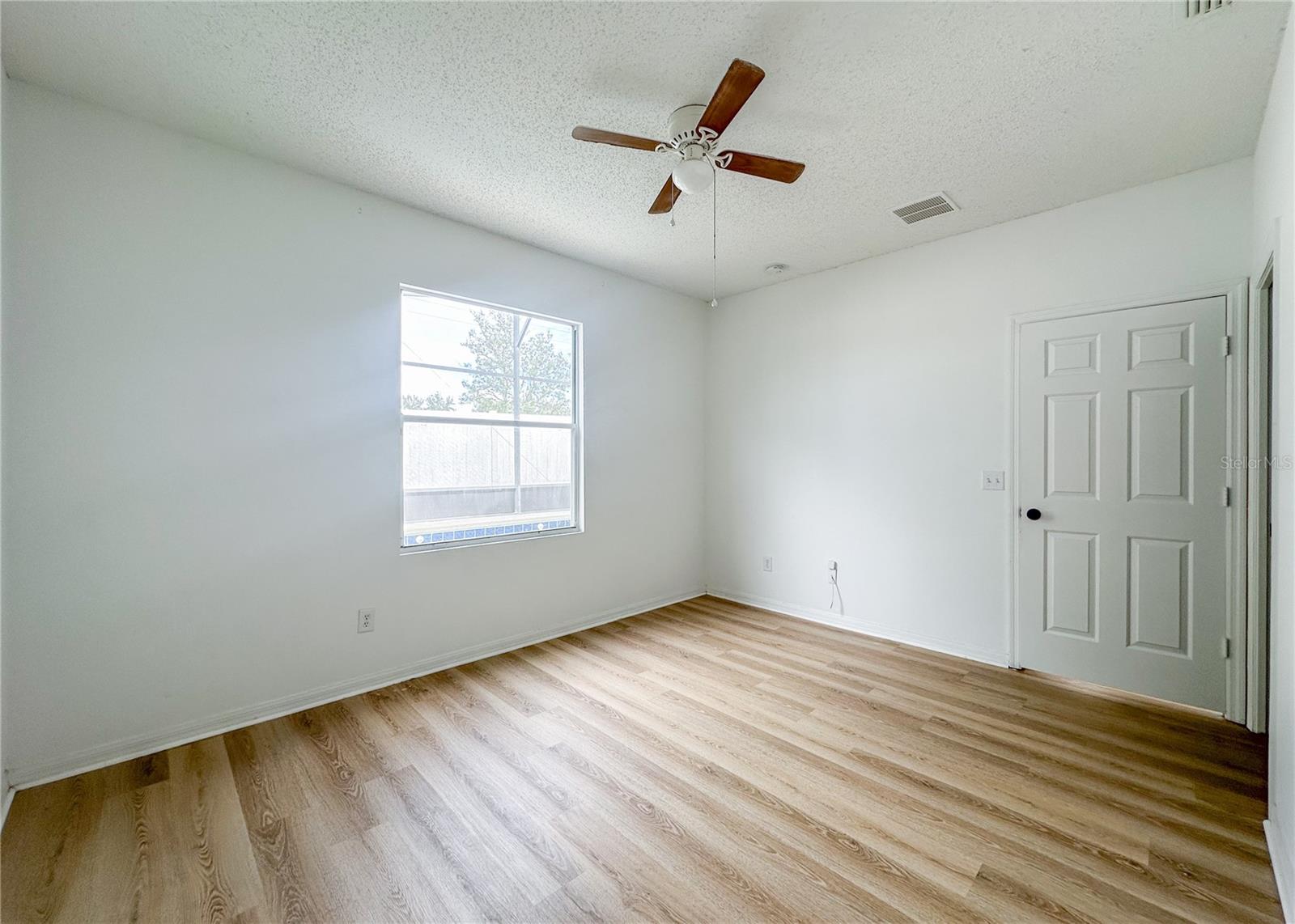 Image 13 of 22 For 402 Sunset View Drive