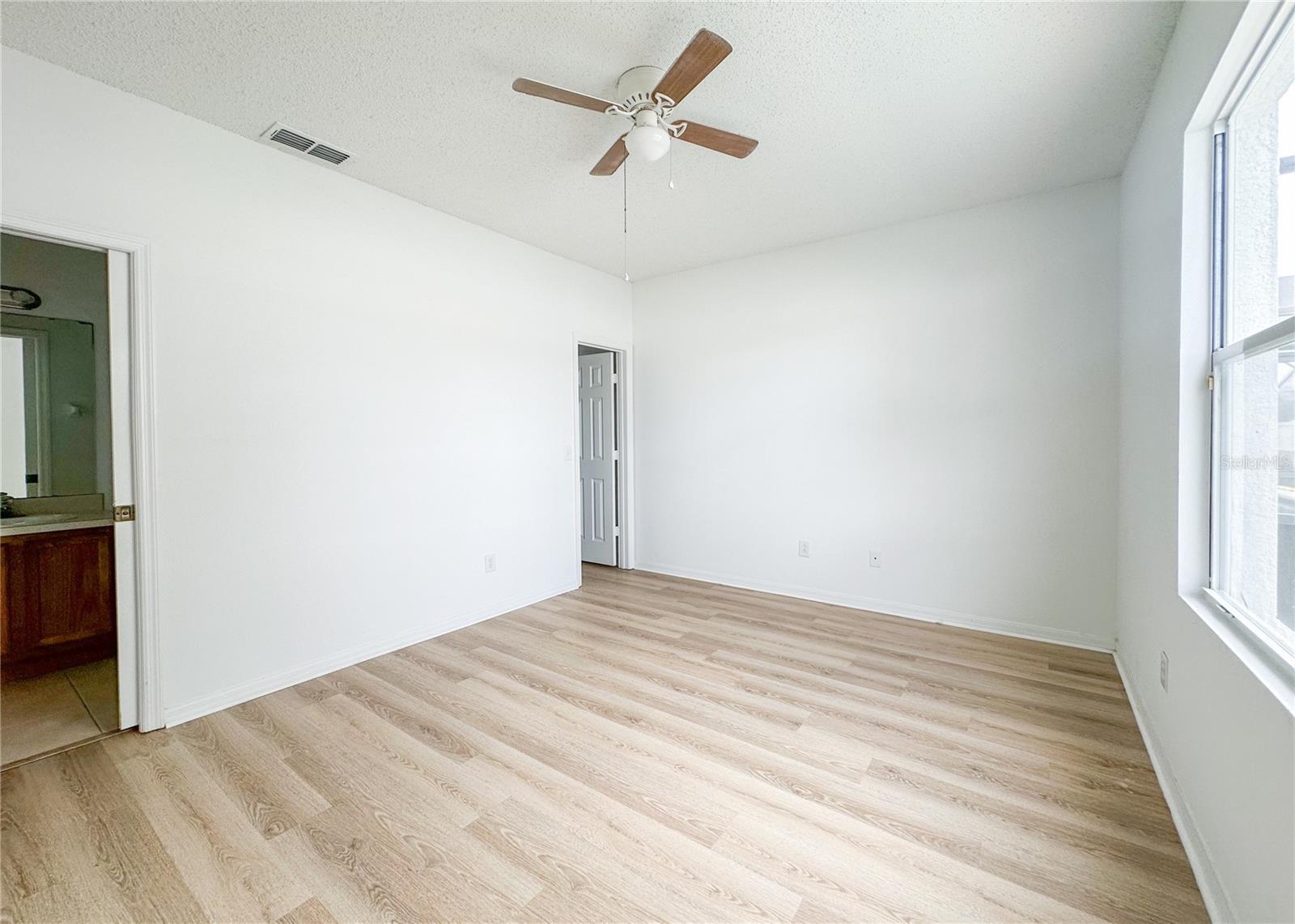 Image 14 of 22 For 402 Sunset View Drive