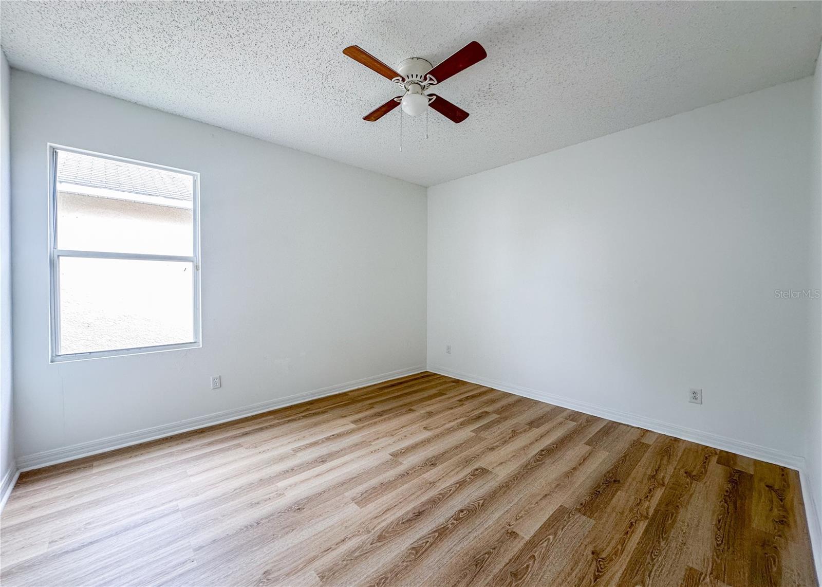 Image 19 of 22 For 402 Sunset View Drive