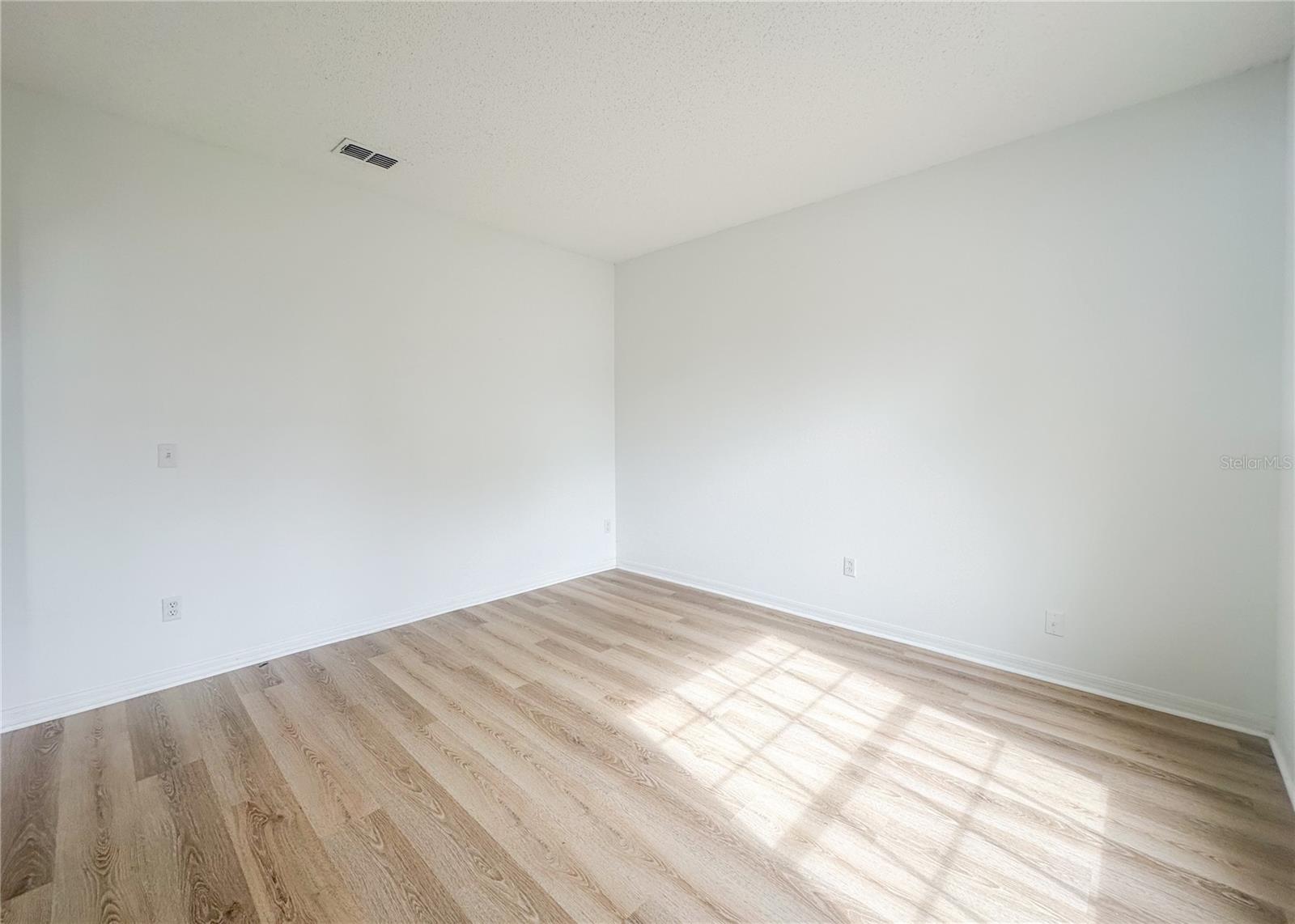 Image 9 of 22 For 402 Sunset View Drive