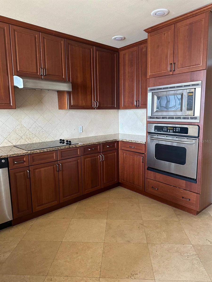 Image 10 of 27 For 8749 The Esplanade  30