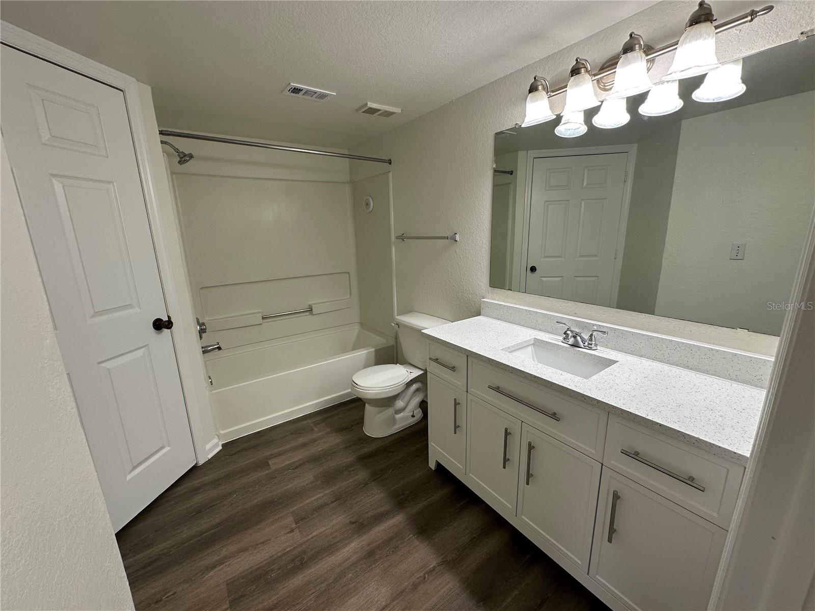 Image 4 of 19 For 5077 Park Centeal Drive 1532