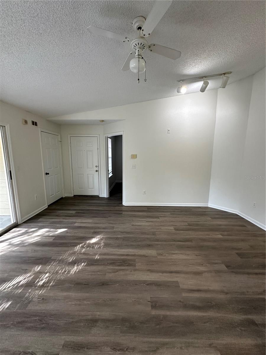 Image 5 of 19 For 5077 Park Centeal Drive 1532